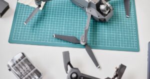 作業台の上のドローンと送信機